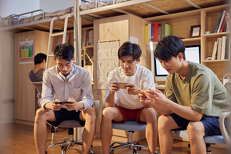 一群男生討論外約示意圖